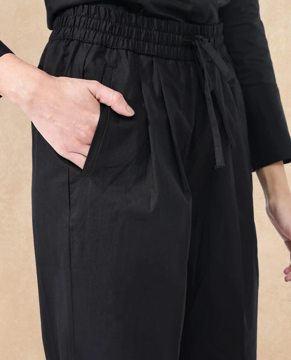 Rareism Women Juven Black Poly Lycra Fabric Regular Fit Mid Rise Solid Ankle Length Trousers