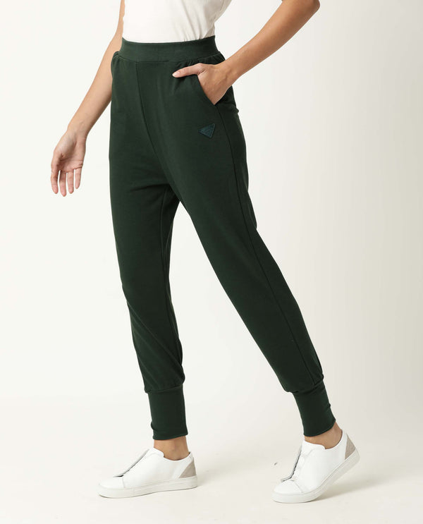Rareism Women Simp Green Poly Cotton Fabric Tailored Fit Solid Mid Rise Ankle Length Track Pant
