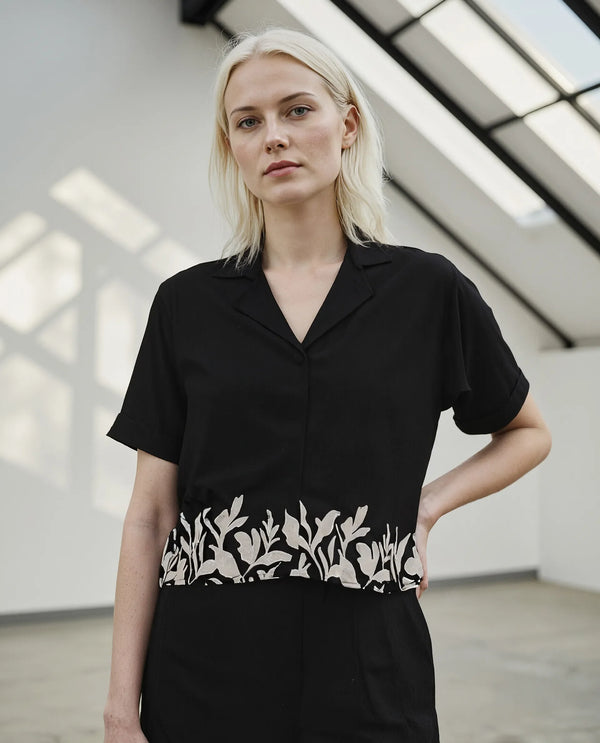 Rareism Women Janhemo Black 85%Viscose 15% Nylon Fabric Regular Sleeve Boxy Fit Cropped Floral Print Top